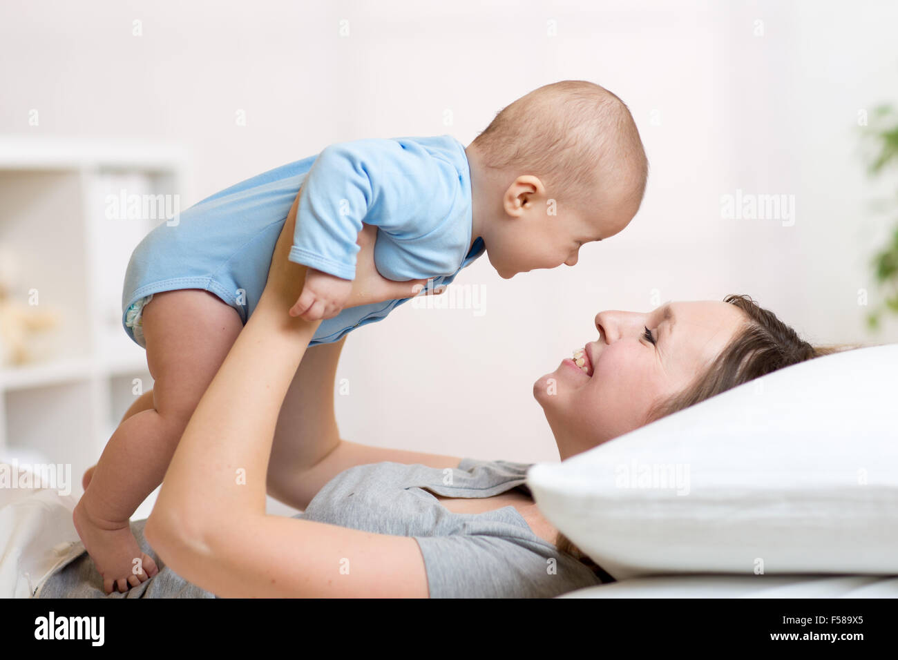 Mutter mit baby Stockfoto