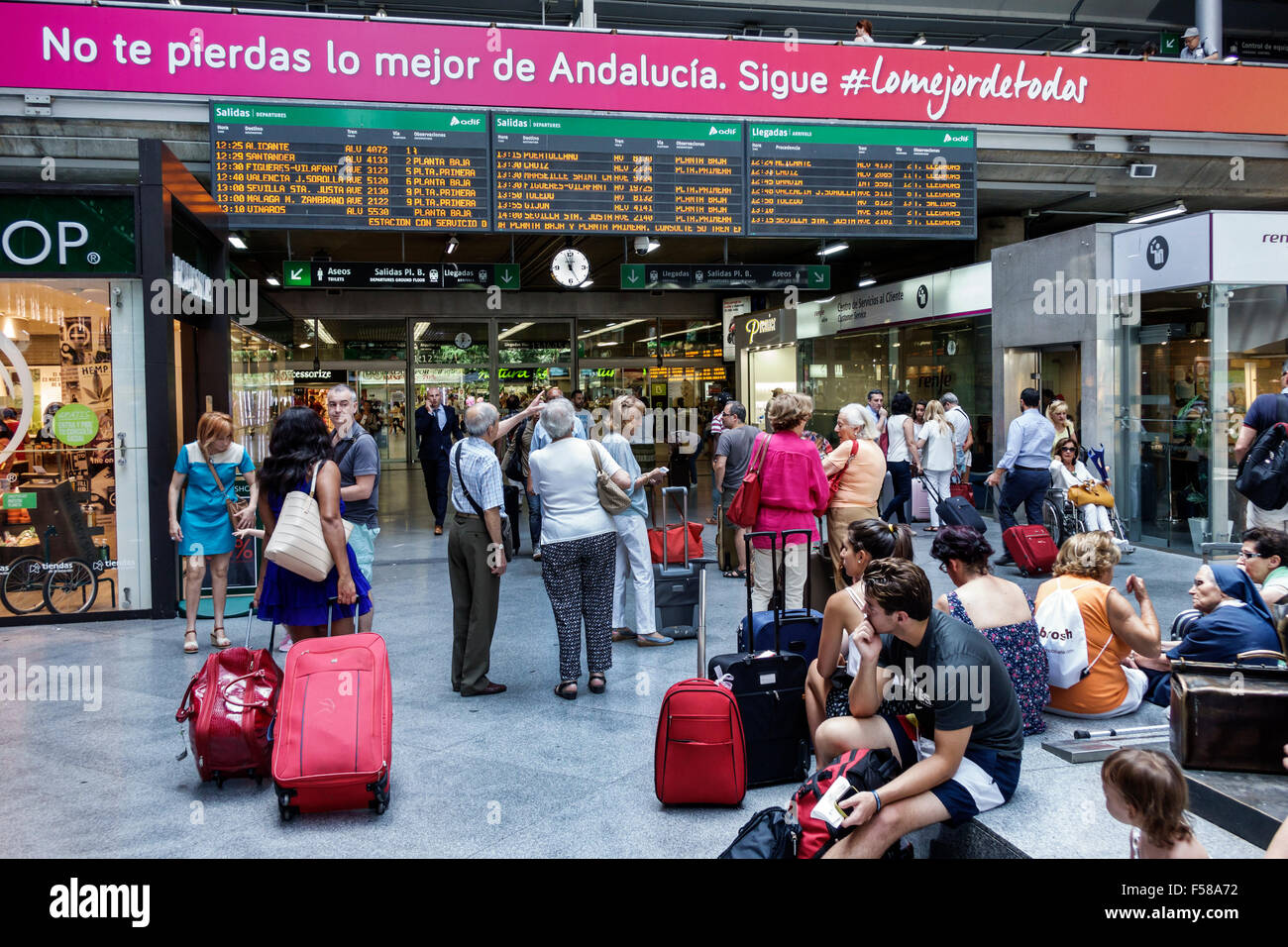 Madrid Spanien, Europa, Spanisch, lateinamerikanisch-lateinamerikanische Minderheit von Einwanderern, Arganzuela, Estacion de Madrid Atocha, Madrid Puerta de Atocha, ra Stockfoto