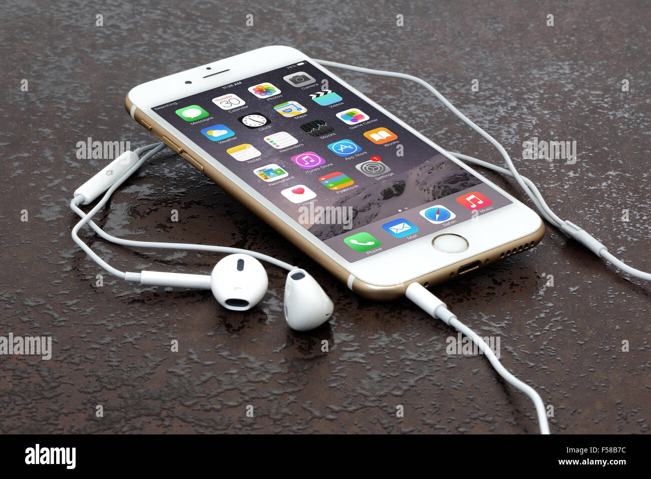 Goldene iPhone 6 am Steintisch Stockfoto