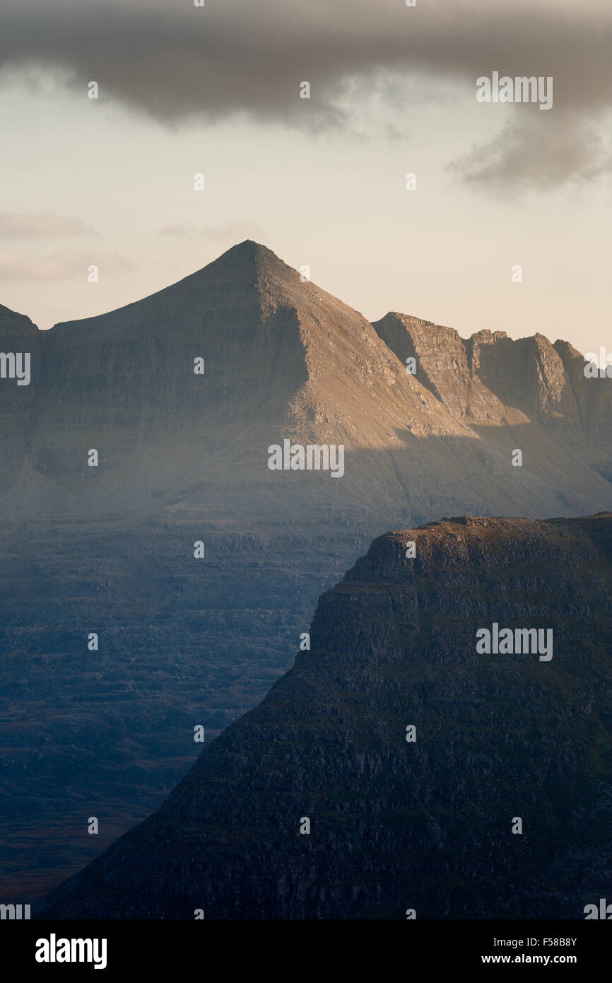 Spidean ein "Chor Leith (Gipfelns) hinter Carn Na Feola Sidelit von weichen Nachmittag Licht, Schottland, UK Stockfoto