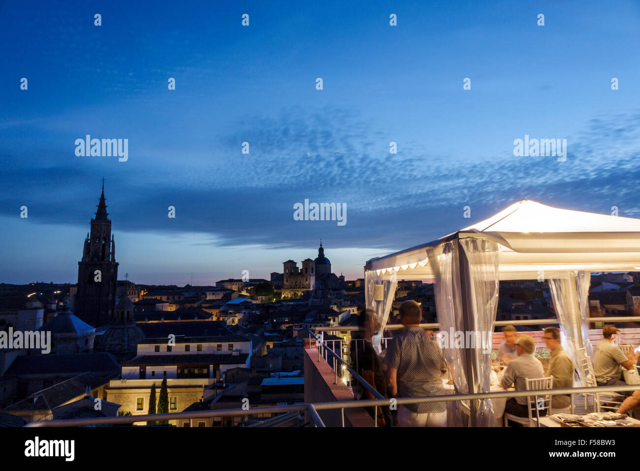 Spanien, Hispanic Ethnic Restaurante Carlos V, Hotel, Restaurant Restaurants Essen Essen Essen Café Cafés, Terrasse, teraza, Dach, Aussicht, Kirche von San Ildefonso, dom Stockfoto