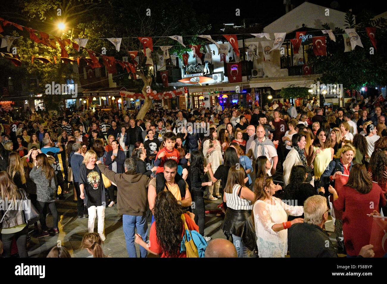 Kas, Türkei, 29. Oktober 2015. Türkei feiert Tag der Republik. Türken markieren Republic Day in Kas, einer Stadt an der Mittelmeerküste. Ein gesetzlicher Feiertag in der Türkei gefeiert jedes Jahr zum Gedenken an datieren sie 1923 als Kemal Atatürk das Land eine Republik erklärte. Türkei geht an die Urnen Sonntag 01 Nov bei nationalen Wahlen zum zweiten Mal in fünf Monaten. Bildnachweis: Glyn Genin/Alamy Live-Nachrichten Stockfoto