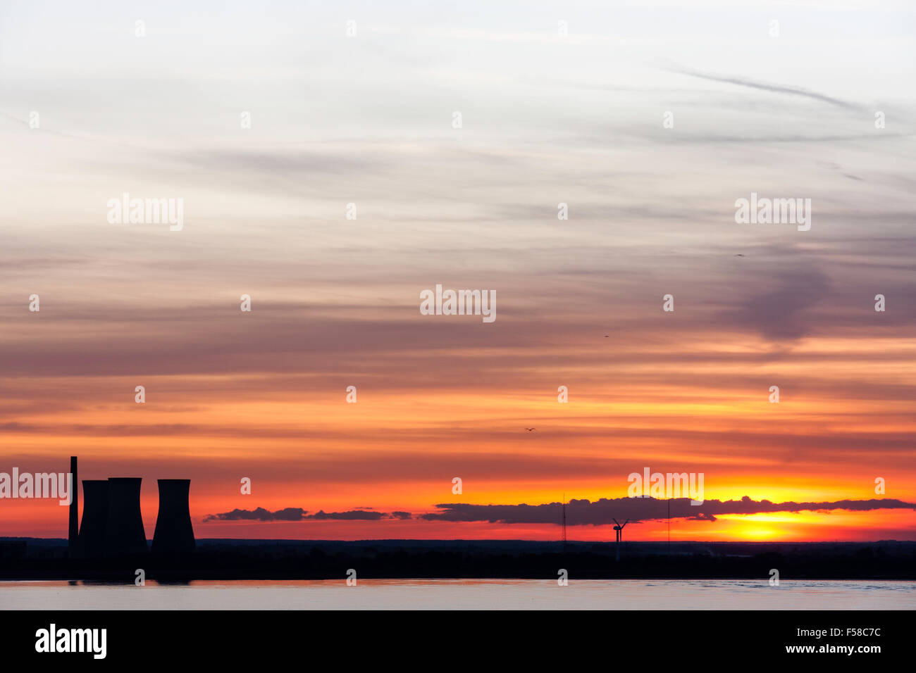 Sonnenuntergang, Sonnenuntergang, über Pegwell Bay in Ramsgate an der Küste von Kent. Kühltürme von Richborough Power Station gegen den Himmel. Stockfoto