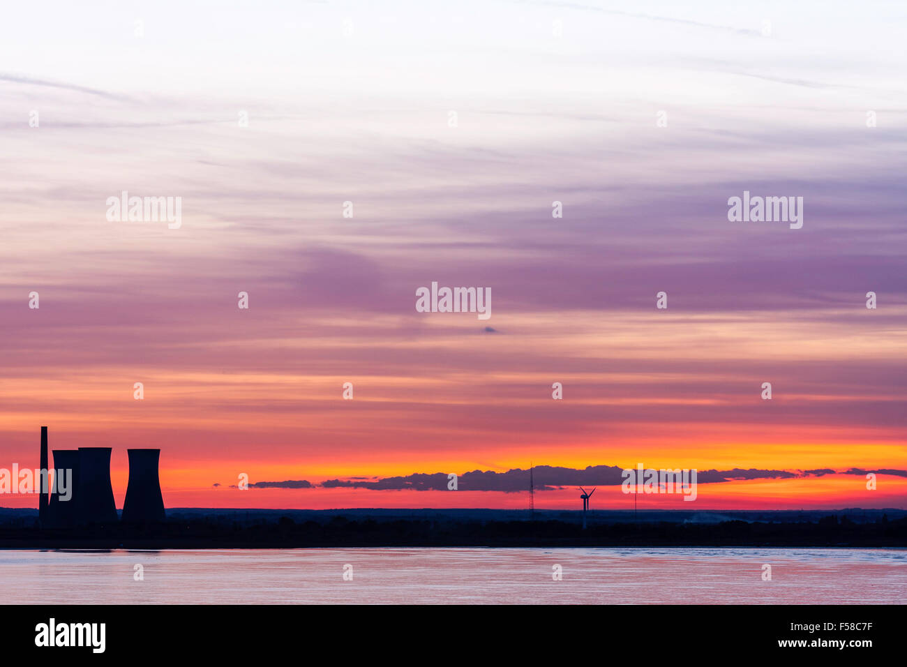 Himmel über Pegwell Bay in Ramsgate an der Küste von Kent kurz nach Sonnenuntergang. Kühltürme von Richborough Power Station gegen den Himmel. Stockfoto