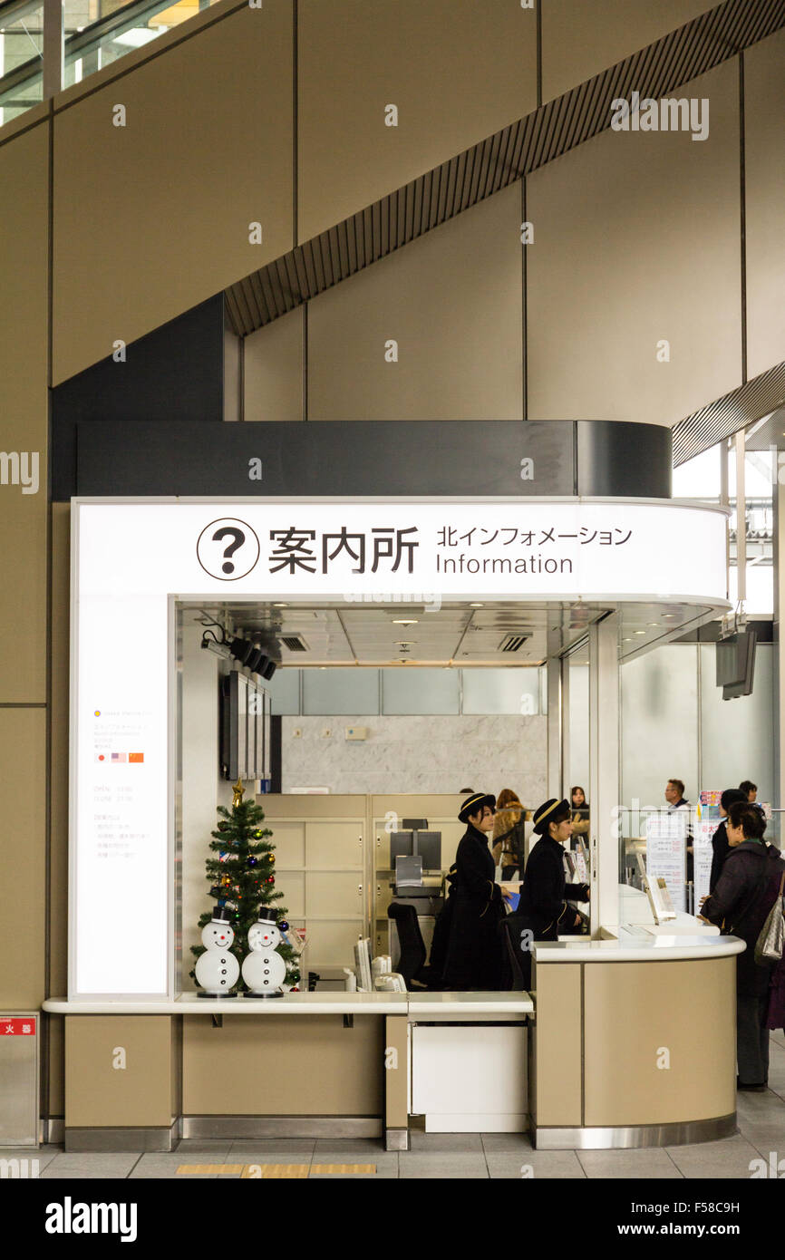 Osaka Station Stadt Interieur. Seitenansicht des Customer Service Information, aber nicht belegt ist. Zwei uniformierte weibliche Personal stehen, einen Umgang mit Kunden. Stockfoto