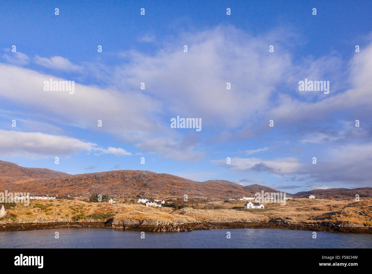 Häuser entlang der Küste nähert sich der Hafen von Tarbert auf der Isle of Harris, äußeren Hebriden, Schottland, Großbritannien. Stockfoto