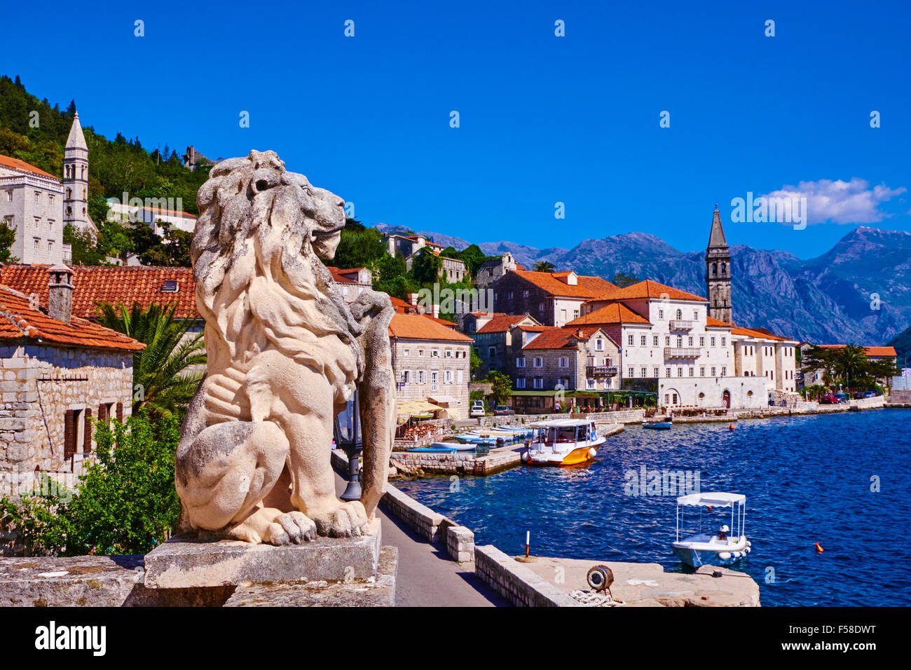 Montenegro, Adria-Küste, die Bucht von Kotor, Kotor, Dorf von Perast Kirche Turm Stockfoto