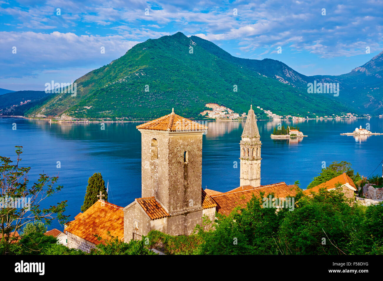 Montenegro, Adria-Küste, die Bucht von Kotor, Kotor, Dorf von Perast, Turm, Kirche, St.-Georg-Insel und unserer lieben Frau von den Felsen Stockfoto