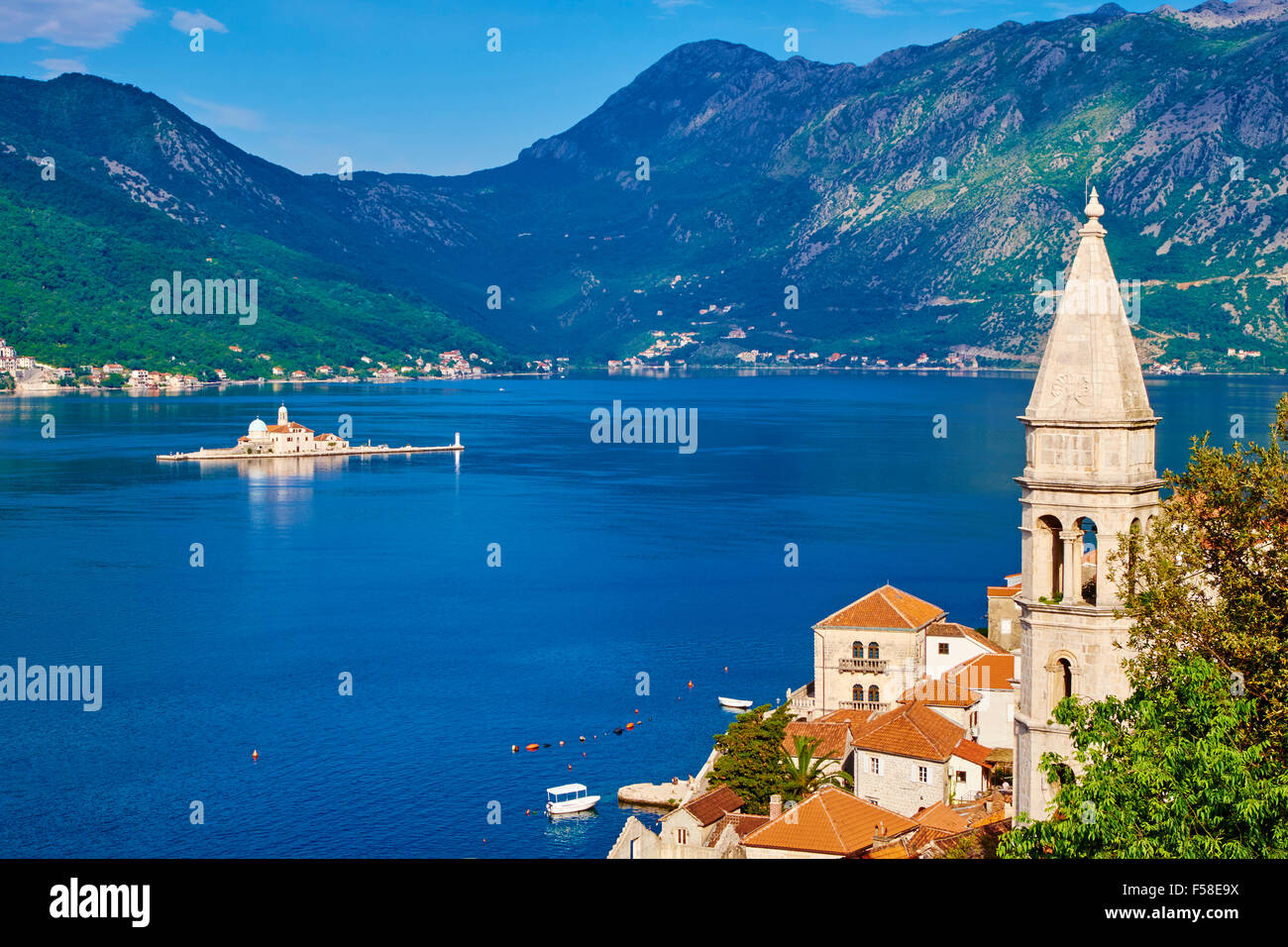 Montenegro, Adria-Küste, die Bucht von Kotor, Kotor, Dorf von Perast, Turm, Kirche, St.-Georg-Insel und unserer lieben Frau von den Felsen Stockfoto