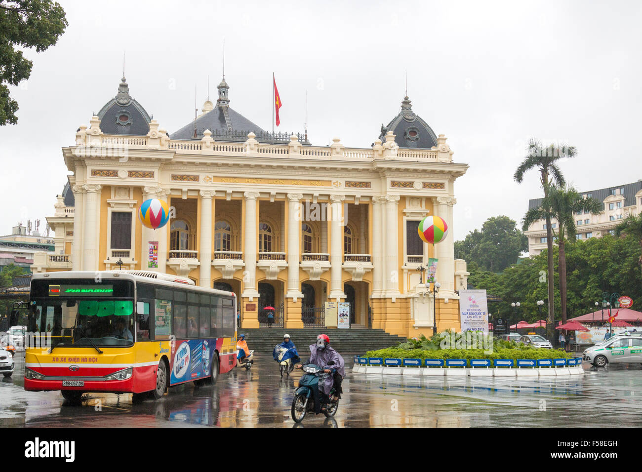 Oper von Hanoi Gebäude an einem regnerischen Tag, französische Viertel der Stadtzentrum, Vietnam Stockfoto