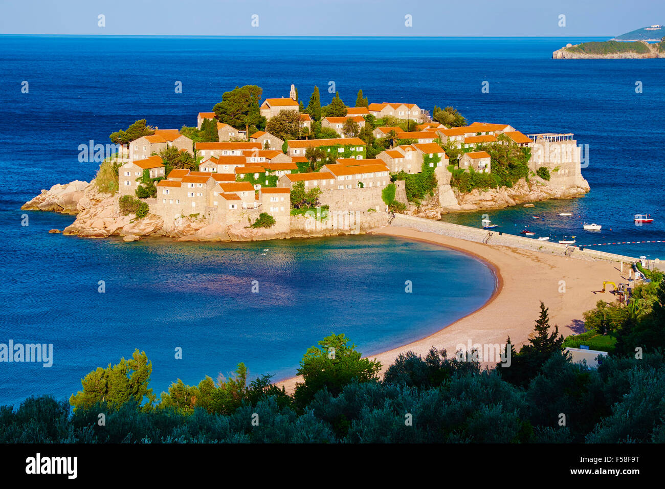 Montenegro, Adria-Küste, die Bucht von Budva, Insel Sveti Stefan (St. Stephan), einst ein Fischerdorf, jetzt ein Luxus-Hotel-kompl. Stockfoto