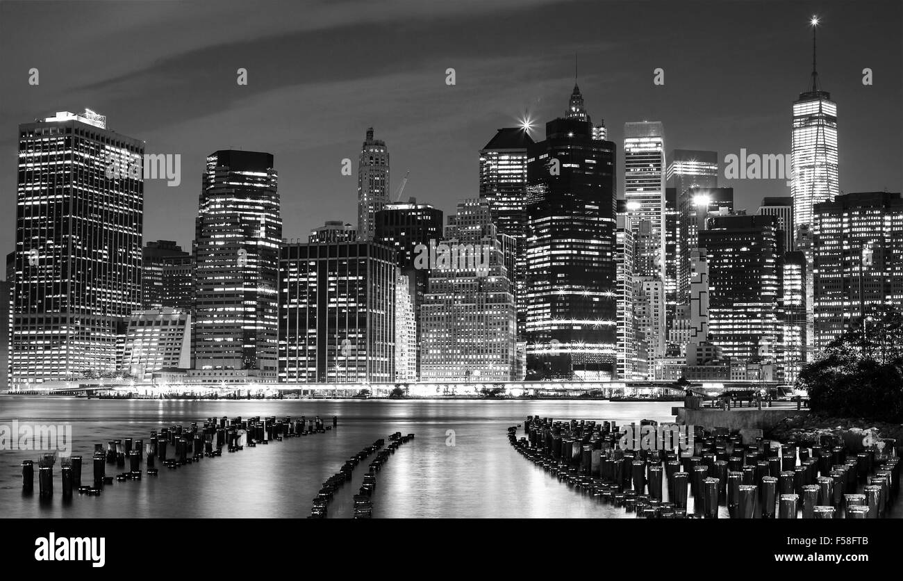 Schwarz / weiß Foto von Manhattan am Wasser in der Nacht, New York City, USA. Stockfoto