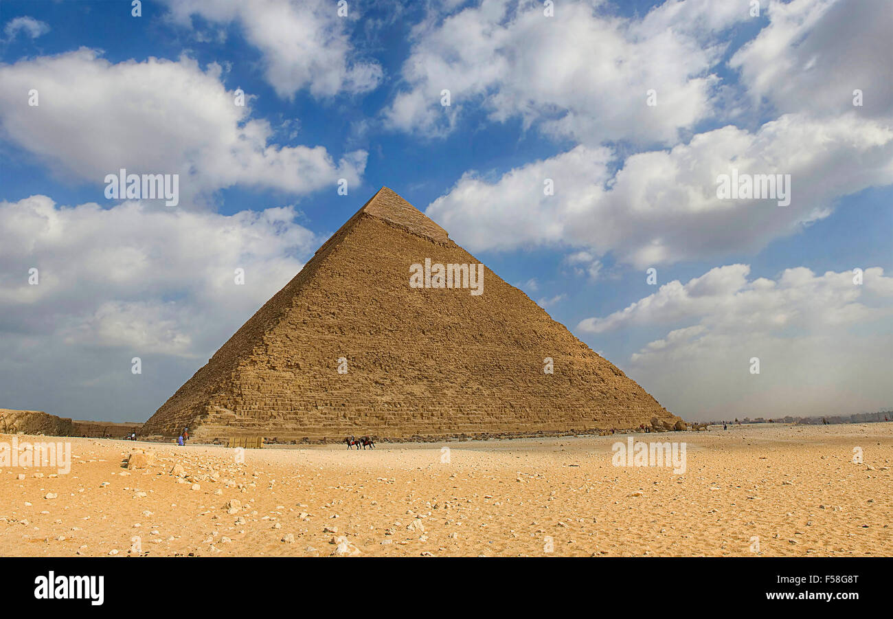 eines der großen Pyramiden auf dem Gizeh-plateau Stockfoto