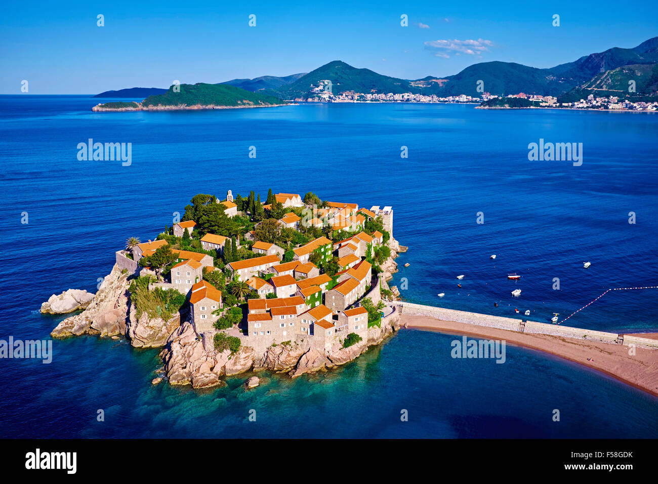 Montenegro, Adria-Küste, die Bucht von Budva, Insel Sveti Stefan (St. Stephan), einst ein Fischerdorf, jetzt ein Luxus-Hotel-kompl. Stockfoto