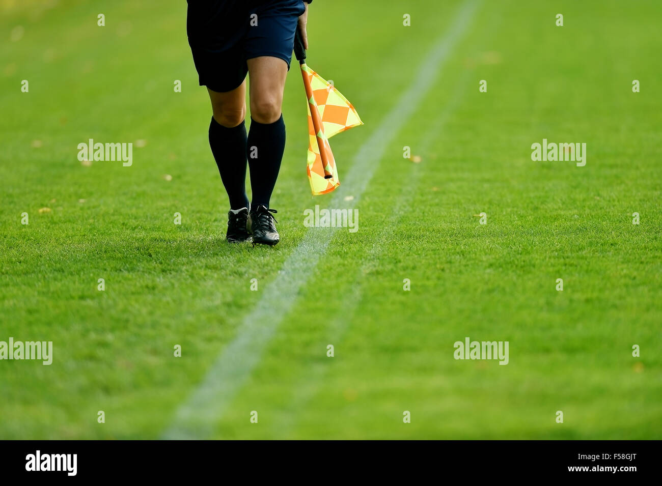Schiedsrichter-Assistenten, die entlang der Seitenlinie während eines Fußballspiels Stockfoto