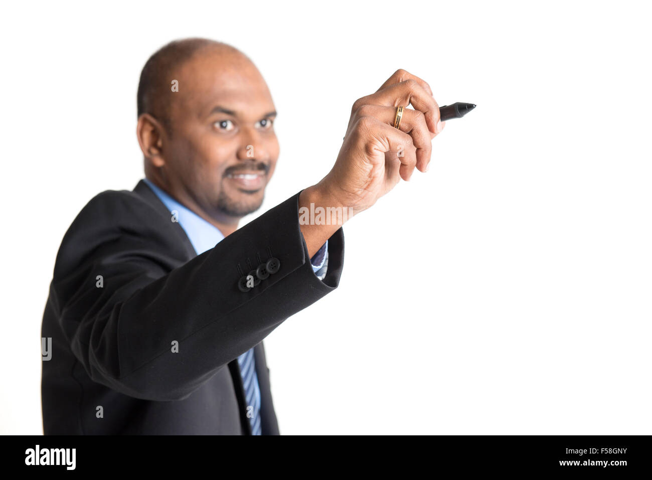 Reife indischen Geschäft männlich in festlich gekleidet, etwas zu schreiben, auf Glasplatte mit Marker, Fokus auf Seite. Stockfoto