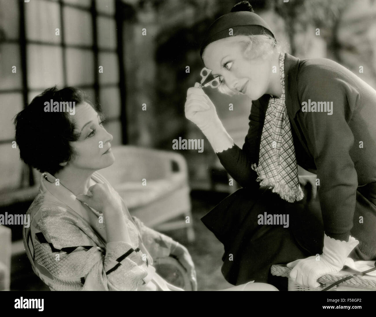 Schauspielerinnen Joan Crawford und Pauline Frederick in einer Szene aus dem Film The Modern Age (1931) Stockfoto