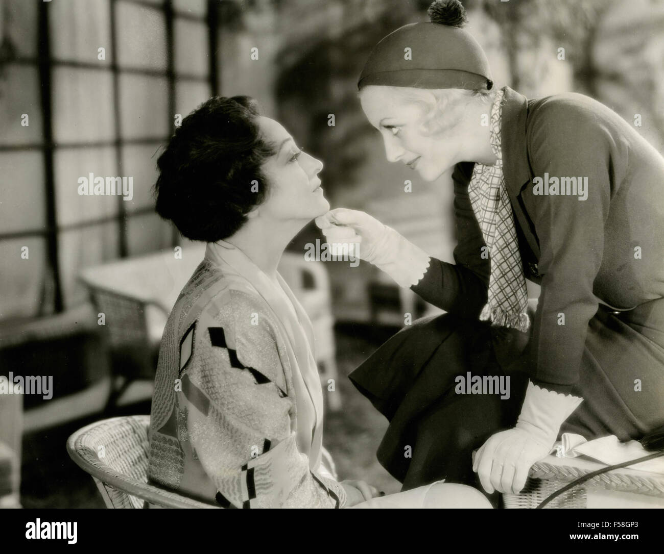 Schauspielerinnen Joan Crawford und Pauline Frederick in einer Szene aus dem Film The Modern Age (1931) Stockfoto