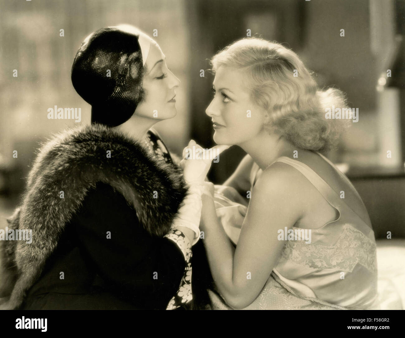 Schauspielerinnen Joan Crawford und Pauline Frederick in einer Szene aus dem Film The Modern Age (1931) Stockfoto