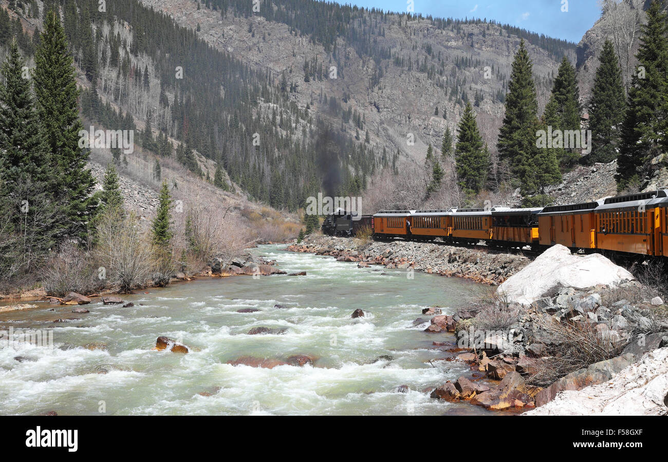 Schmalspur Dampfeisenbahn von Durango nach Silverton läuft neben der Animas River der San Juan Mountains, Colorado, USA w Stockfoto