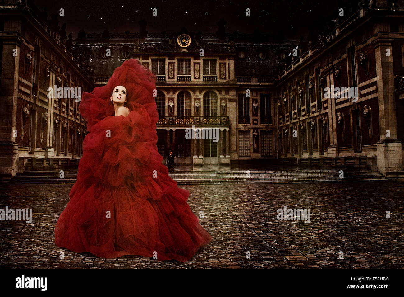Avantgarde-Tüll-Kleid tänzelnden durch einen Innenhof. Stockfoto