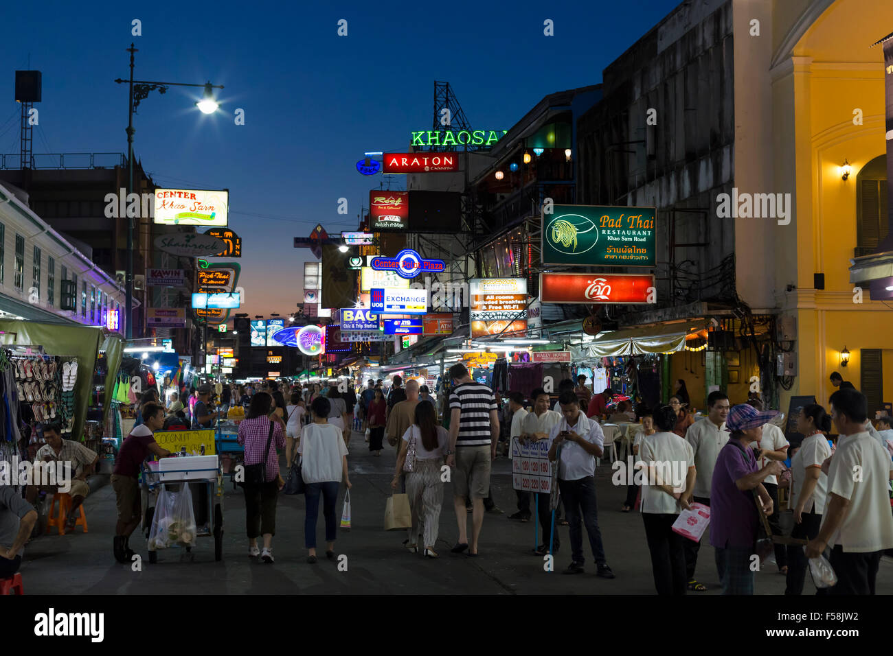 Khao San Road in der Nacht, Bangkok, Thailand Stockfoto