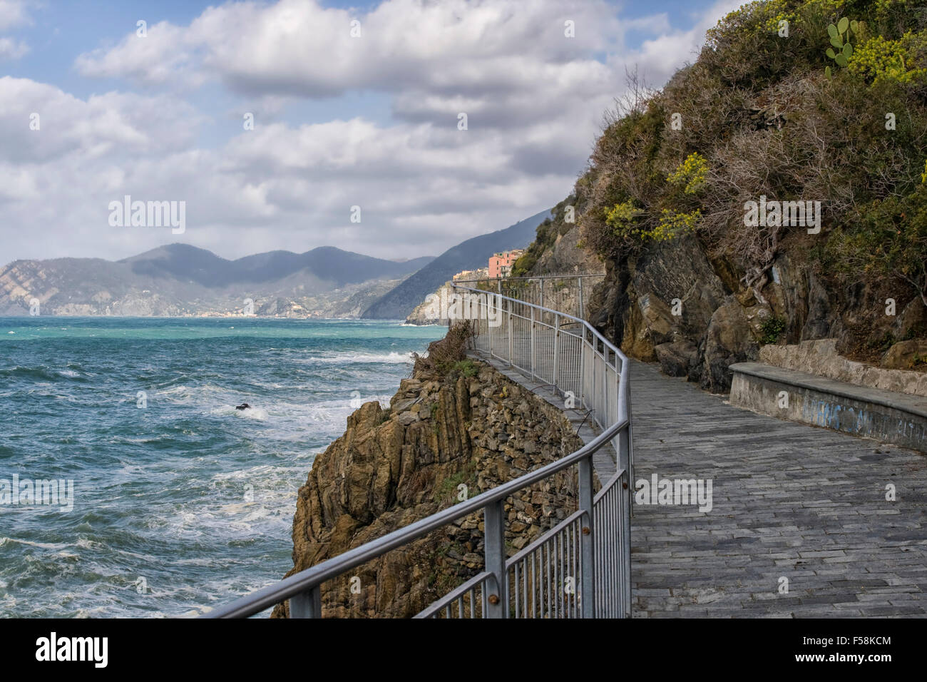 Wanderweg zwischen den Dörfern der Cinque Terre, Italien Stockfoto