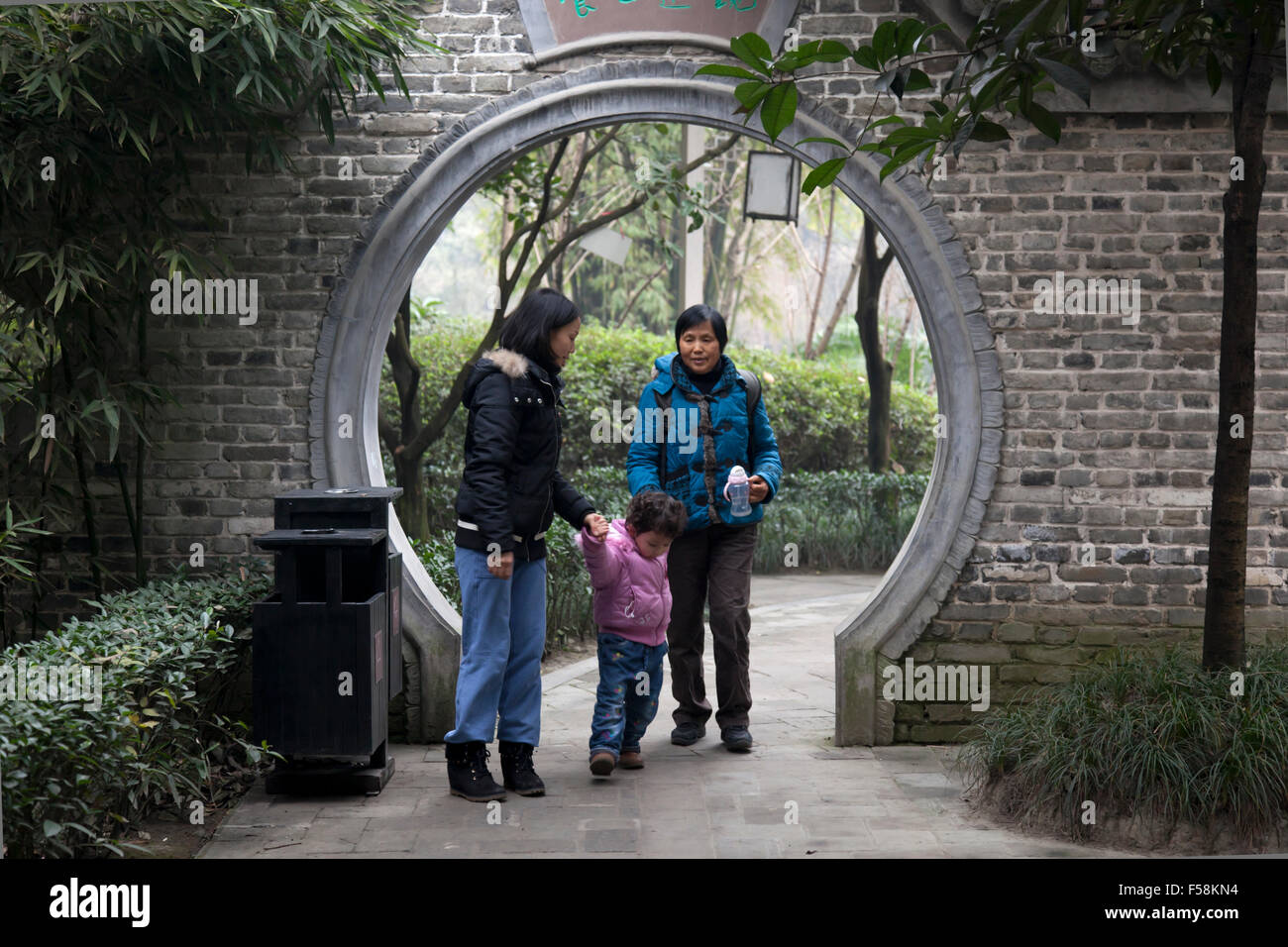 Drei Generationen von chinesischen Frauen, die in einem alten Garten am Altstadt bummeln genannt Pixian am Stadtrand von Chengdu in China. Stockfoto