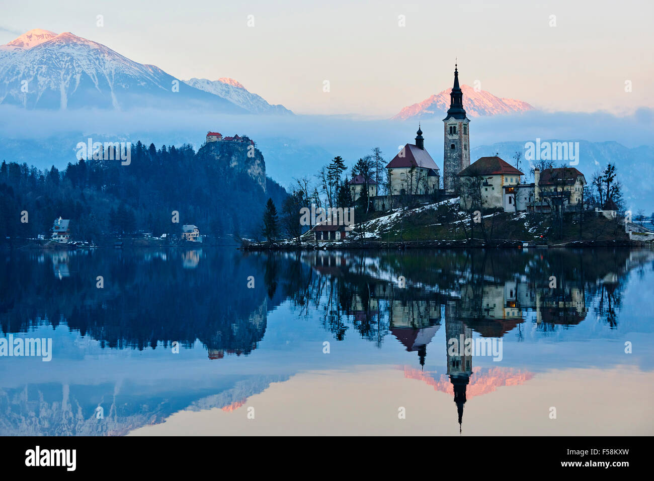 Slowenien, Bled, Bleder See und die Julischen Alpen, Kirche Mariä Himmelfahrt Stockfoto