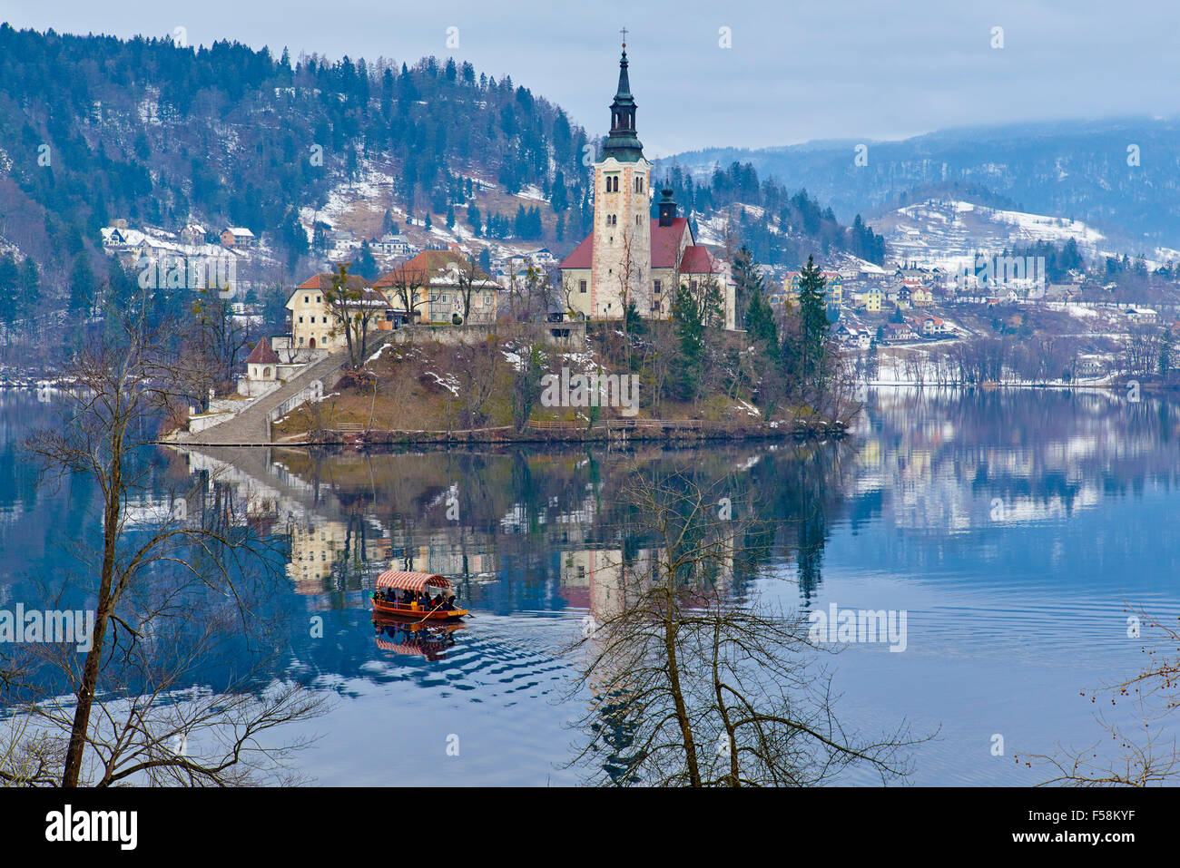 Slowenien, Bled, Bleder See und die Julischen Alpen, Kirche Mariä Himmelfahrt Stockfoto