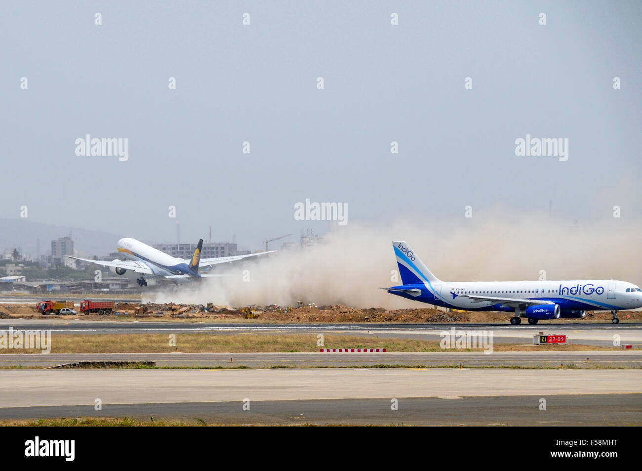 Jet Airways 777 ausziehen aus Mumbai Indien Stockfoto