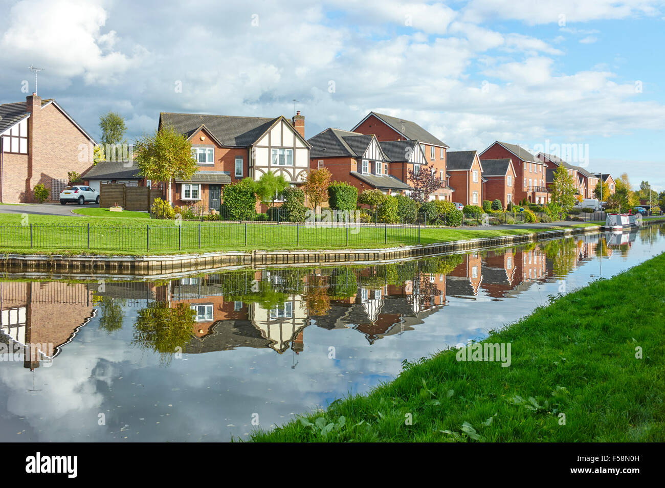 Moderne Häuser spiegeln sich in Trent und Mersey Kanal in der Nähe von Stone in Staffordshire Stockfoto