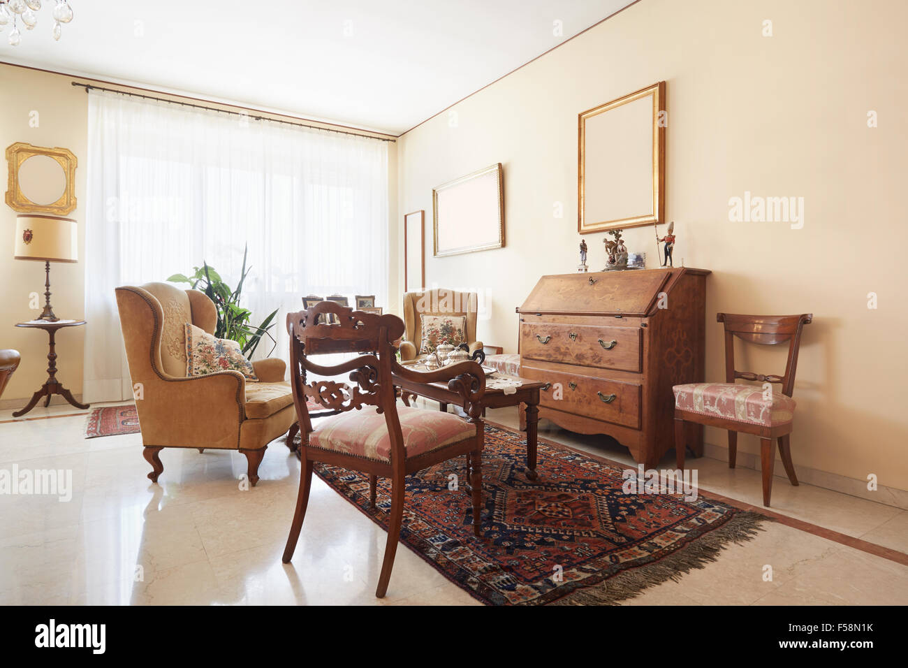 Wohnzimmer, klassische Einrichtung mit Antiquitäten Stockfoto