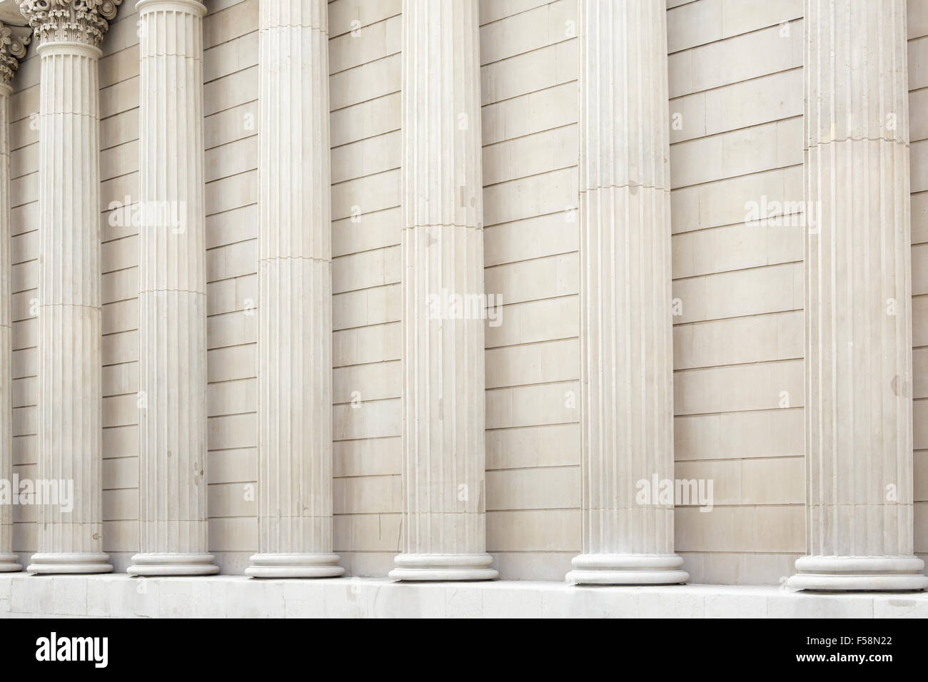 Klassischen weißen Säulen und Wand Hintergrund Stockfoto