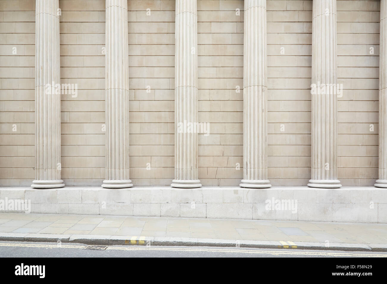 Klassischen weißen Säulen und Wand Hintergrund mit Bürgersteig Stock Stockfoto