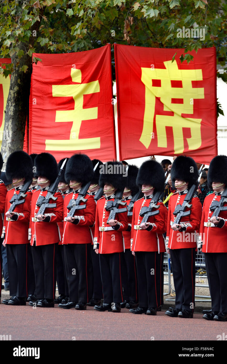 London, 20. Oktober 2015. Mitglieder der Scots Guards im Dienst in der Mall als chinesischen Staatspräsidenten Xi Jinping beginnt seines London-Besuchs Stockfoto