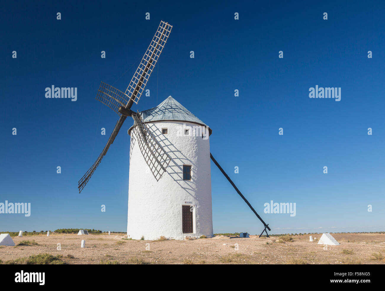 La Mancha Windmühle auf Ebene oberhalb Campo de Criptana in Castilla-La Mancha, Spanien Stockfoto