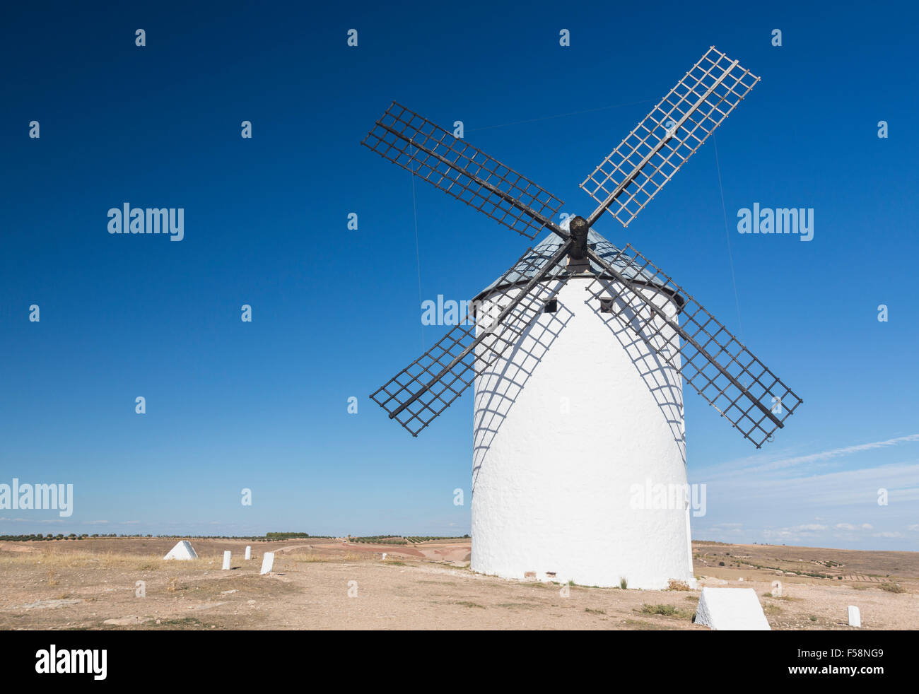 Spanische Windmühle oberhalb Campo de Criptana in Castilla-La Mancha, Spanien Stockfoto