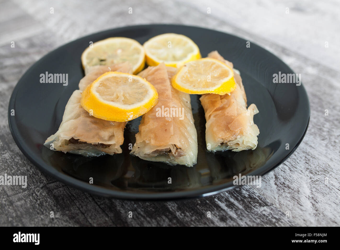 Hausgemachtes Gebäck besteht aus Schichten von Blätterteig, gefüllt mit gehackten Walnüssen und gesüßt und mit Sirup oder Honig zusammengehalten. Stockfoto