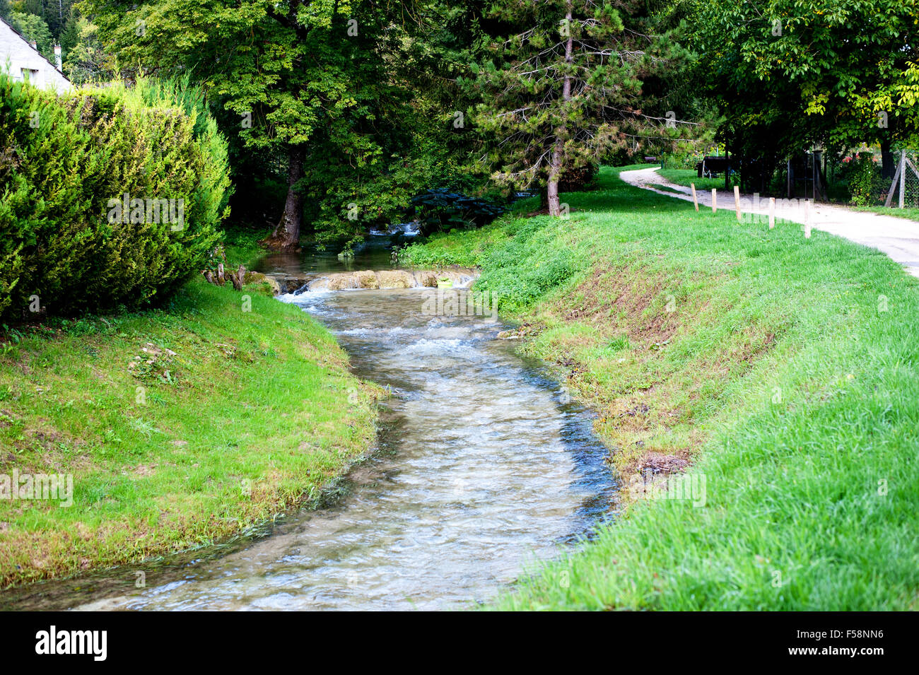 Blick auf den Fluss Le Rhoin Wanderweg in Savigny-Les-Beaune Stockfoto