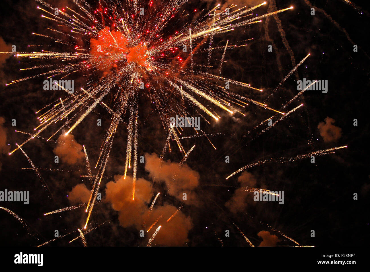 Feuerwerk gegen einen dunklen Himmel explodieren Stockfoto