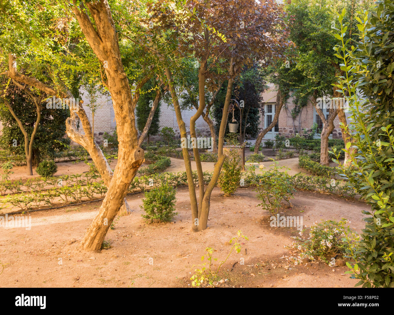 Hofgarten - Orangenbäumen und Brunnen im Innenhof mit Garten, Süd-Spanien Stockfoto