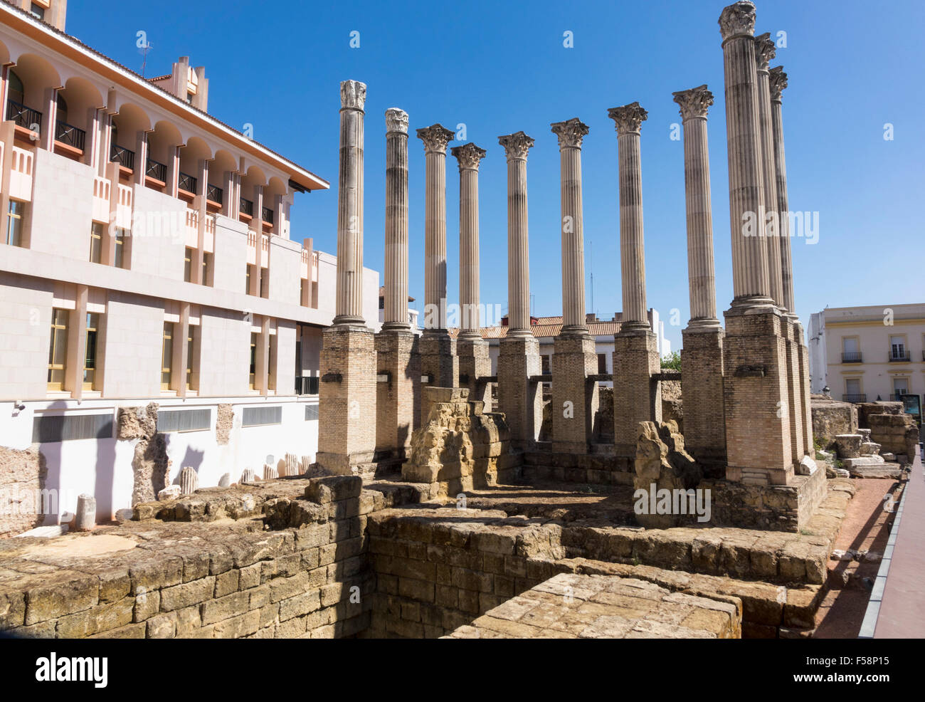 Überreste der Pfeiler der alten Roman Temple im Zentrum von Córdoba, Andalusien, Spanien Stockfoto
