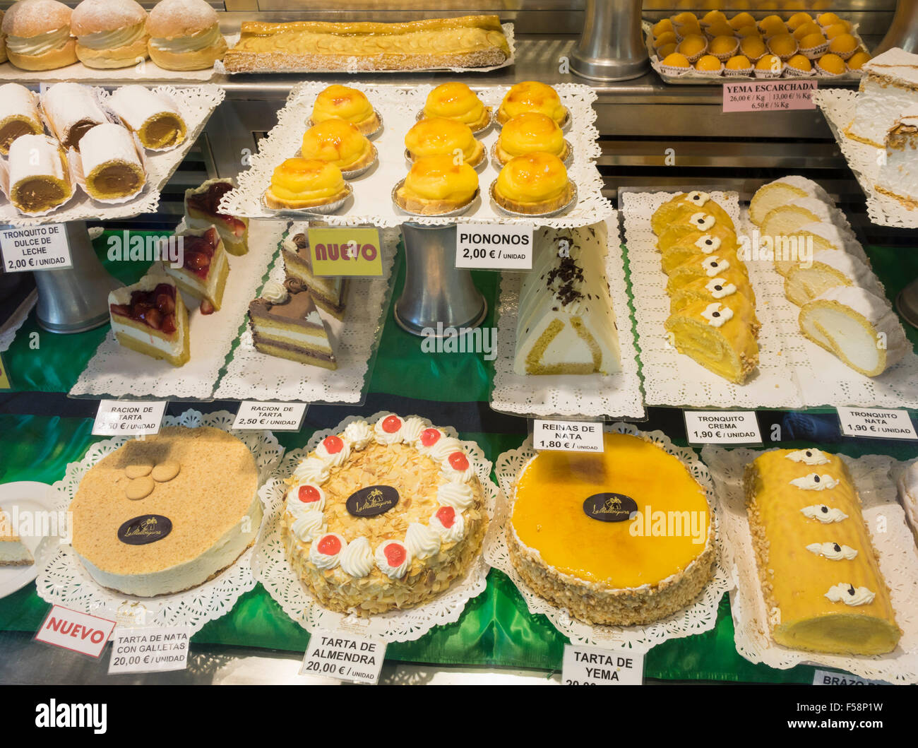 Kuchen und Flanschen zum Verkauf im Schaufenster der Bäckerei, Spanien Stockfoto