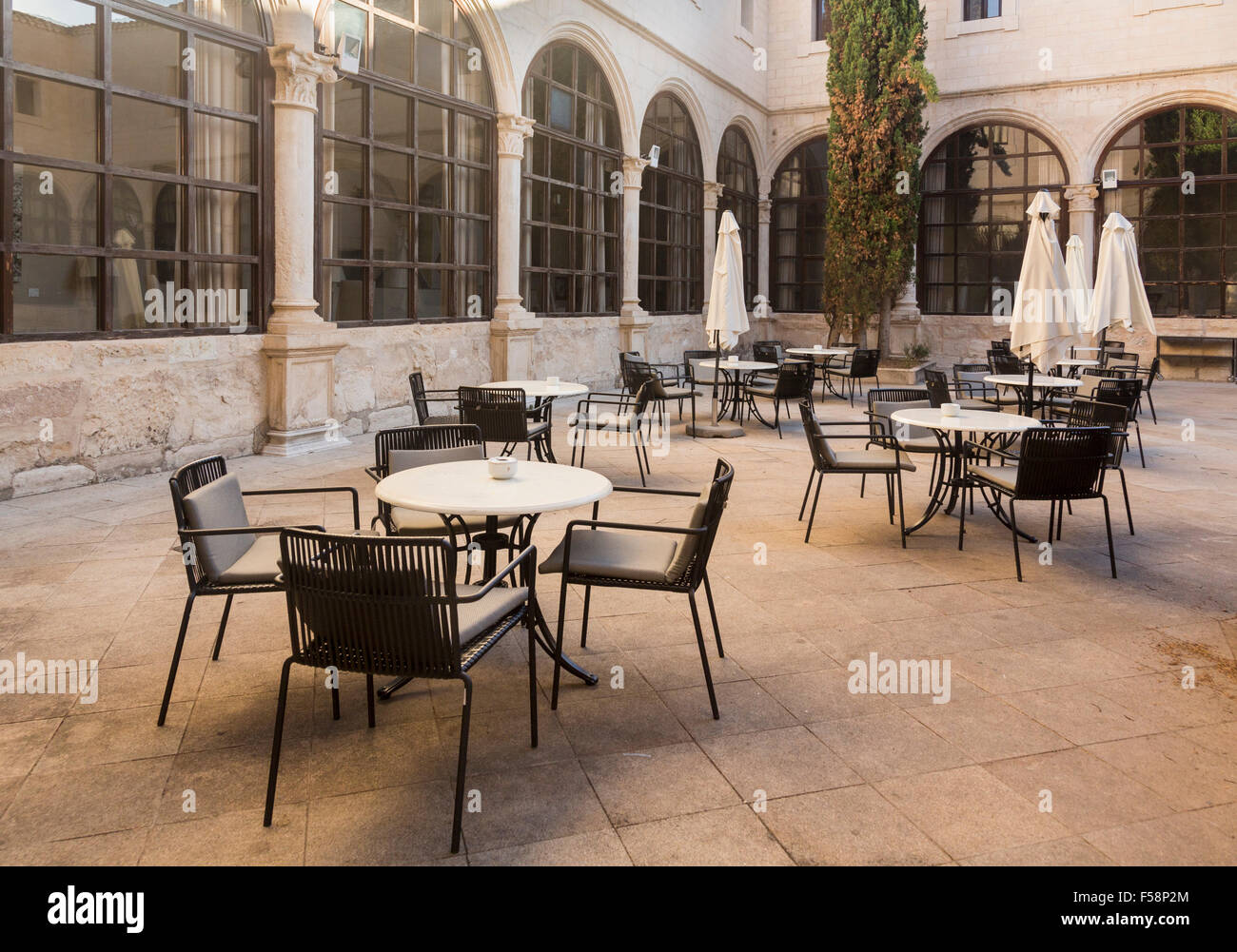 Innenhof mit Tischen und Stühlen in Spanien, Europa Stockfoto