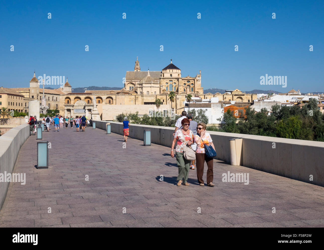 Cordoba-Stadt, Spanien - Brücke führt zur Moschee und Kathedrale unserer lieben Frau Mariä Himmelfahrt in Córdoba, Andalusien, Spanien Stockfoto