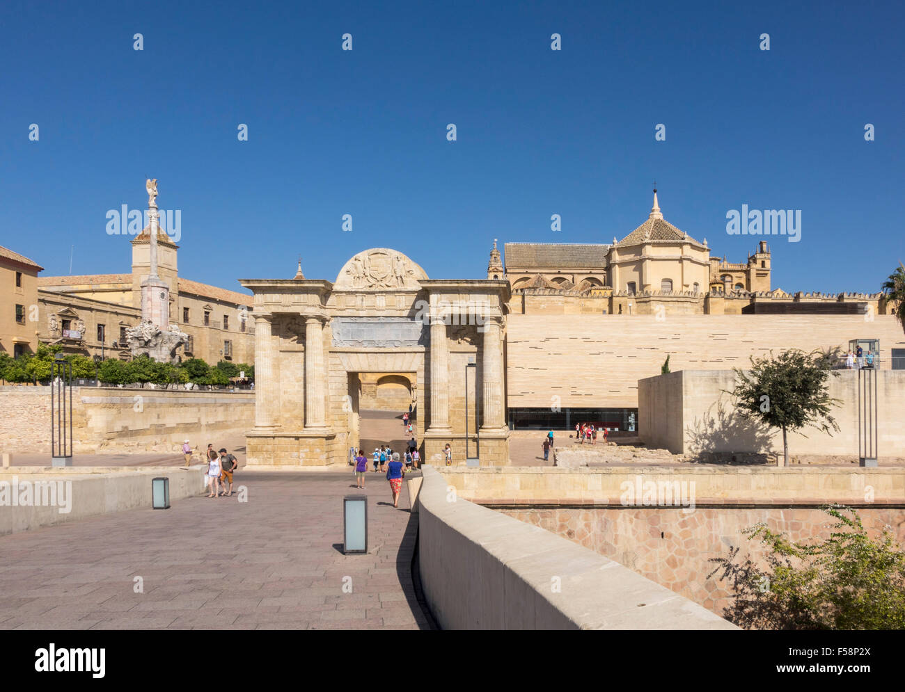 Córdoba, Andalusien, Spanien - Brücke führt zur Moschee und Kathedrale unserer lieben Frau Mariä Himmelfahrt Stockfoto