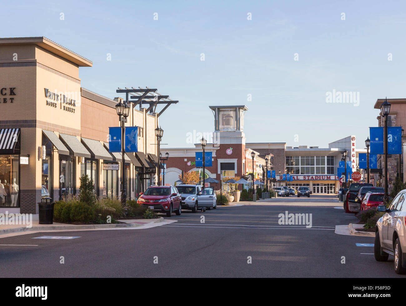 Zentrale Einkaufsstraße und Kino in Virginia Gateway Shopping Center, Gainesville, Virginia, USA Stockfoto