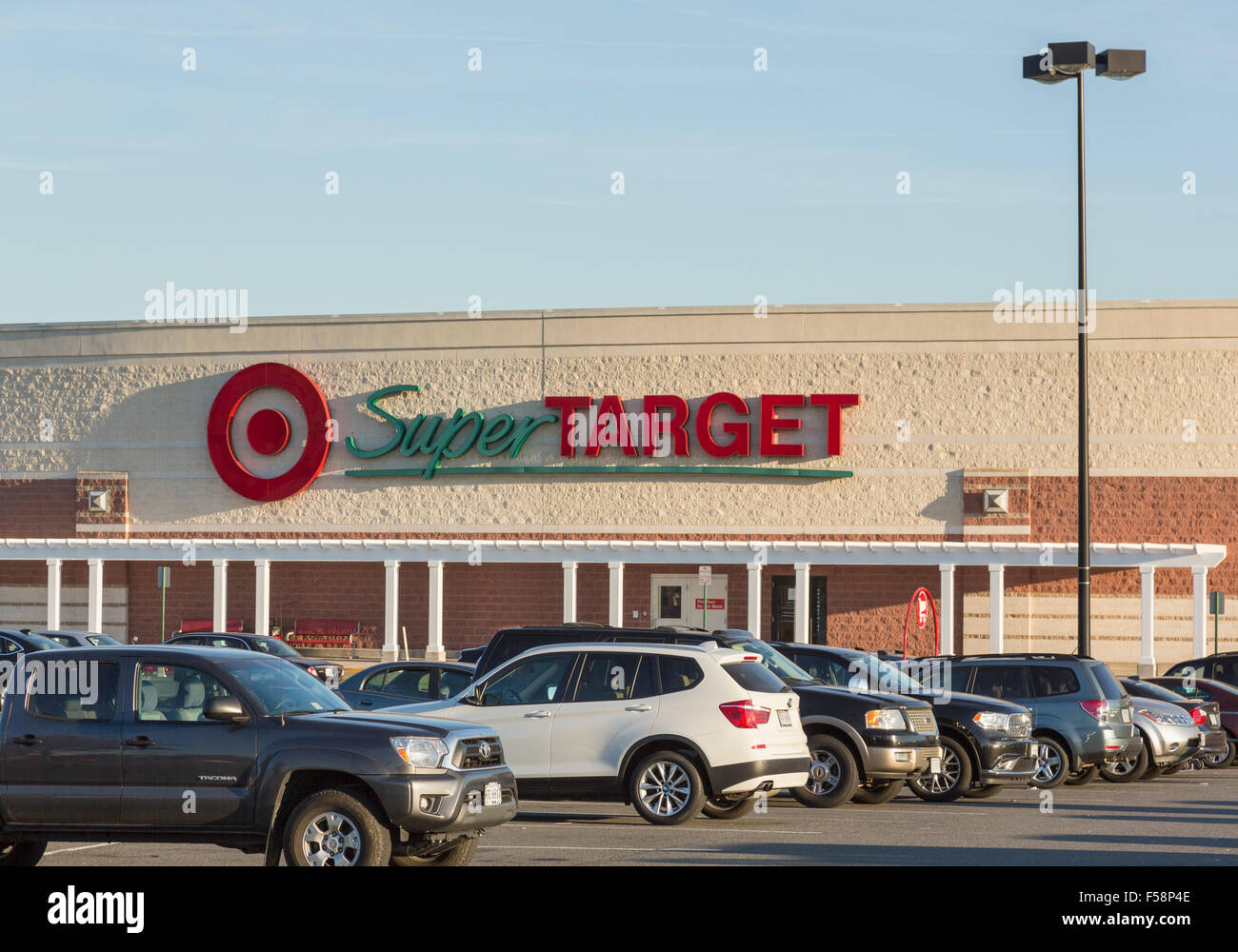 Super Target-Discounter / Supermarkt / SB-Warenhaus in Virginia Gateway Shopping Center, Gainesville, Virginia, USA Stockfoto