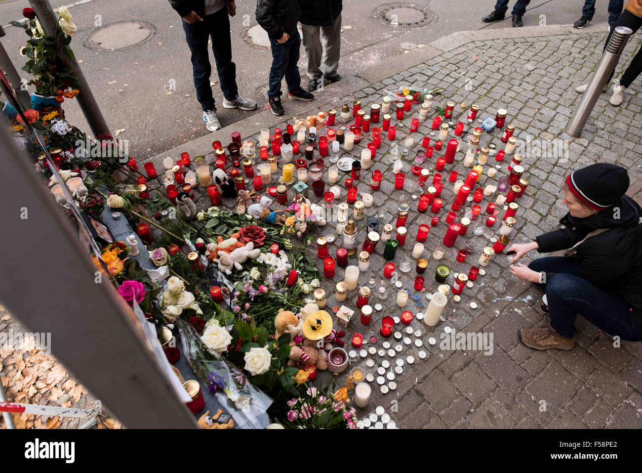 Berlin, Deutschland. 29. Oktober 2015. Kerzen brennen in Erinnerung an die Migranten Kind Mohamed auf das Lageso in Berlin, Deutschland, 29. Oktober 2015. Ein 32 Jahre alter Mann wurde in einem Haus in Niedergörsdorf verhaftet und es wird behauptet, dass er gestand, Entführung und Mord an einem Flüchtling Jungen namens Mohamed in Berlin vor vier Wochen. Foto: Gregor Fischer/Dpa/Alamy Live News Stockfoto